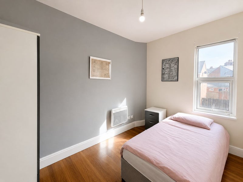 Photo 1: Double Room - Available 