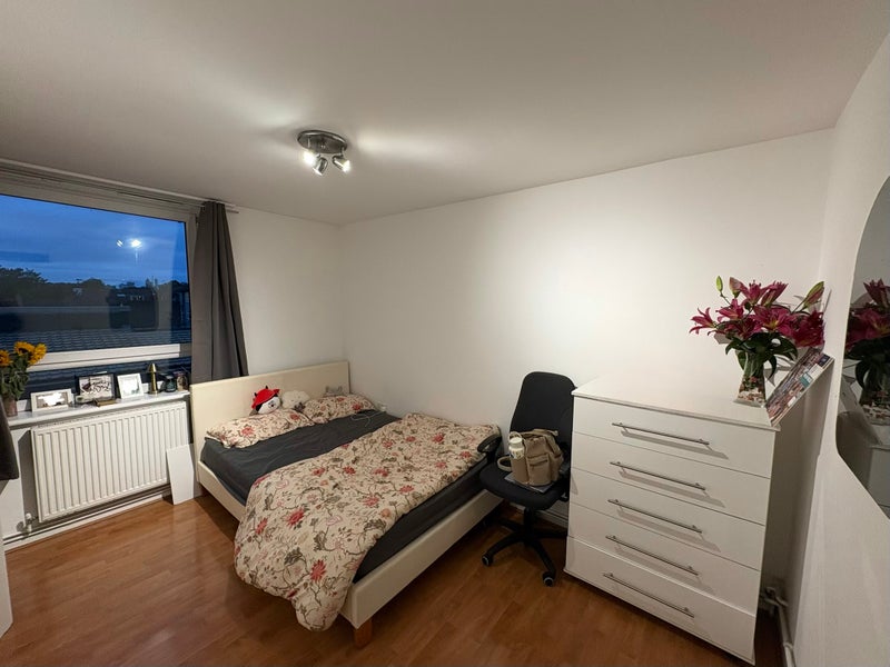 Photo 1: Double bedroom