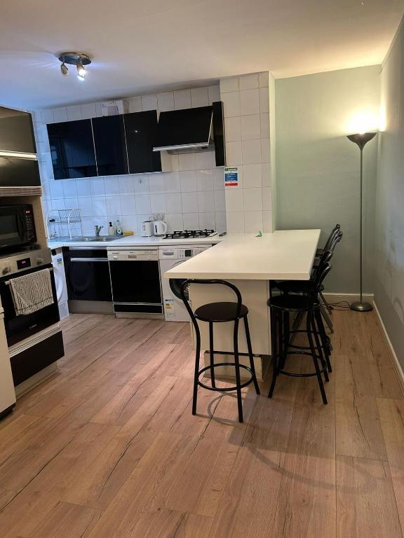 Photo 1: Kitchen dining room