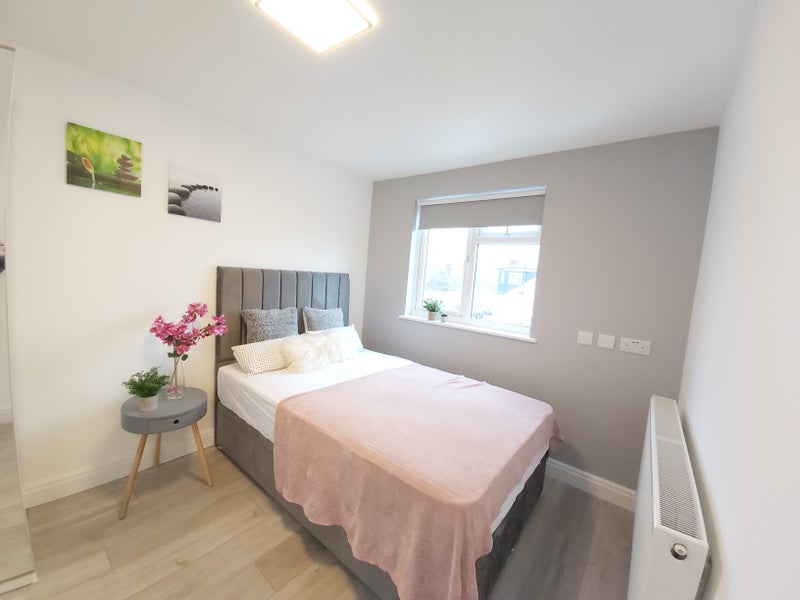 Photo 1: Room6, en-suite room