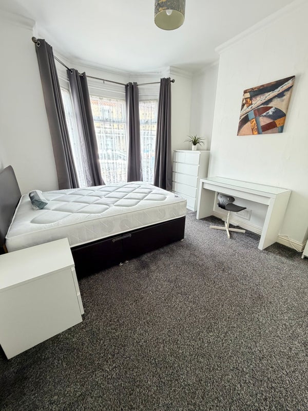 Photo 1: Room 1 - To Let