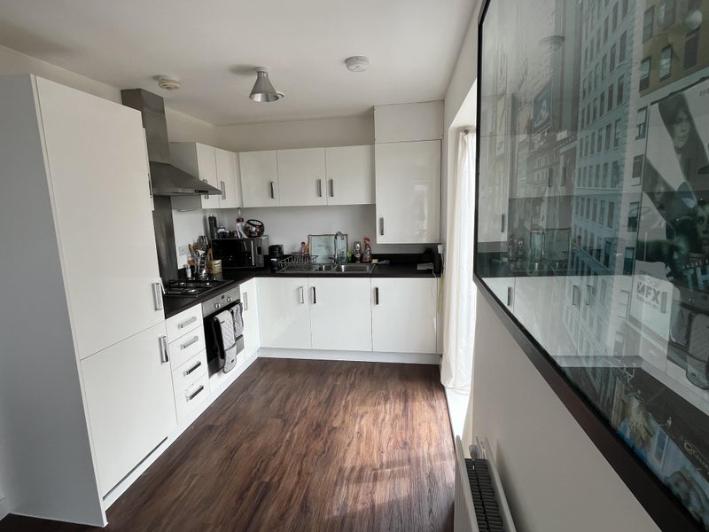 Photo 1: Modern kitchen