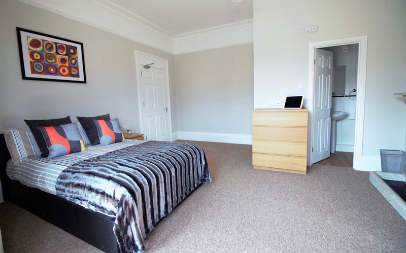 Photo 1: Large double ensuite geound floor room £810pcm