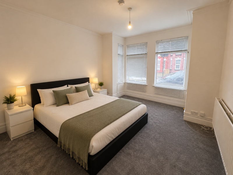 Photo 1: Room 1