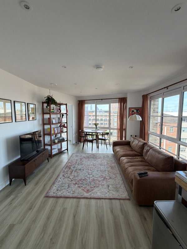 Photo 1: Living space 