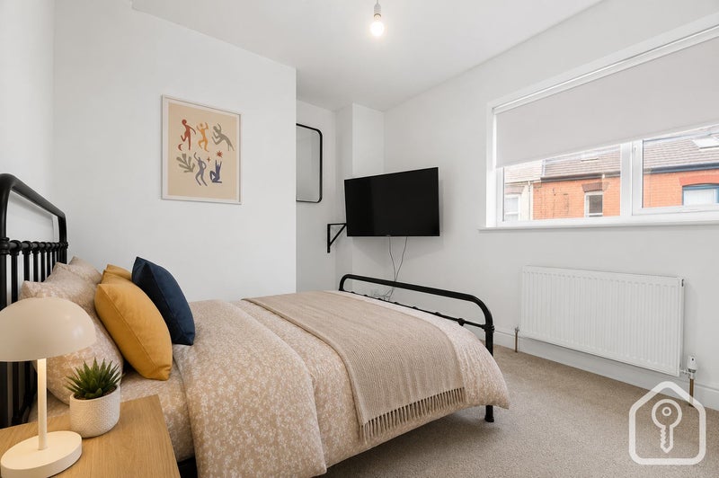 Photo 1: Room 3 - ensuite