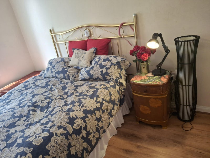 Photo 1: Large spacious room. Lovely garden view.