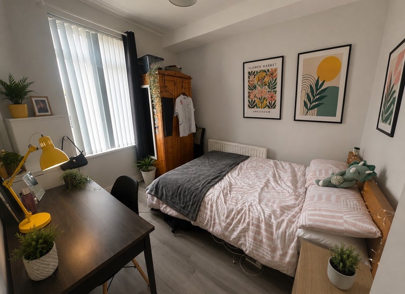 Photo 1: Room 5