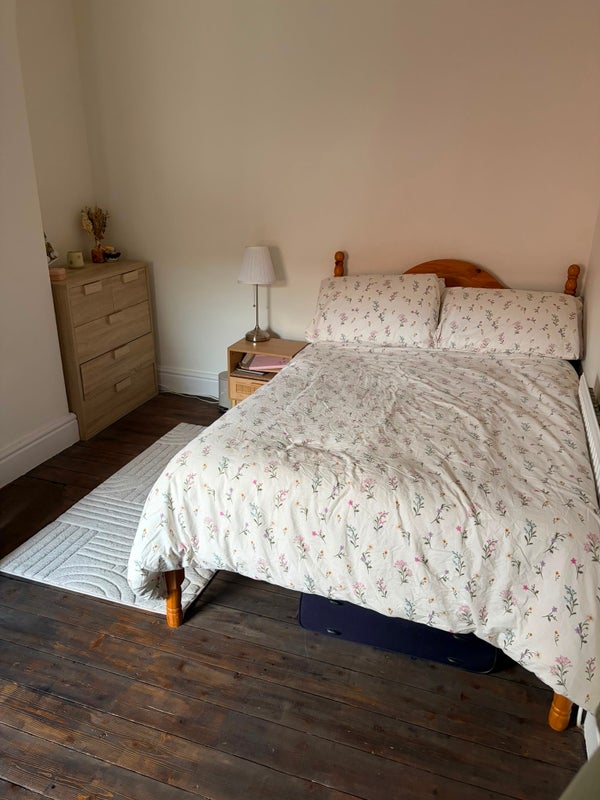 Photo 1: Bedroom with Double Bed