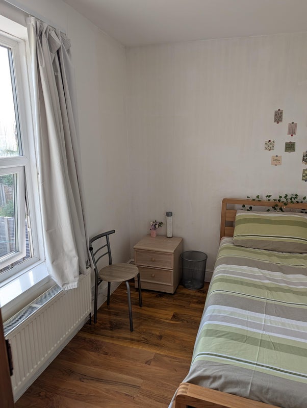 Photo 1: Single bedroom 
