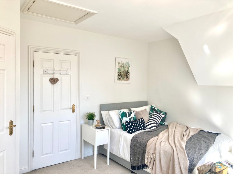 Photo 1: Room 2: Great sized Ensuite double room in fantastic house share!