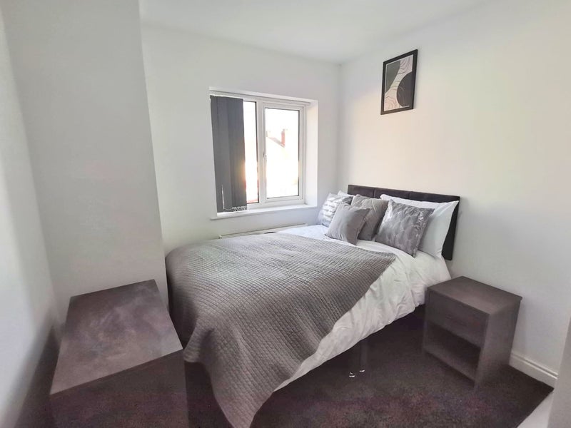 Photo 1: Room 3 En Suite