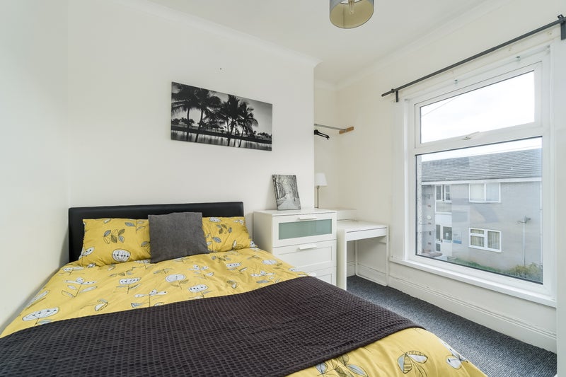 Photo 1: Bedroom 3