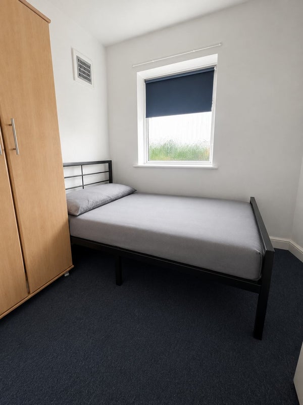 Photo 1: Bedroom