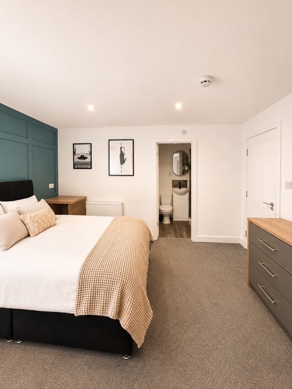 Photo 1: Bedroom 1