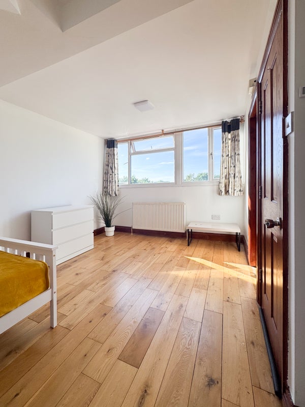 Photo 1: En-suite room