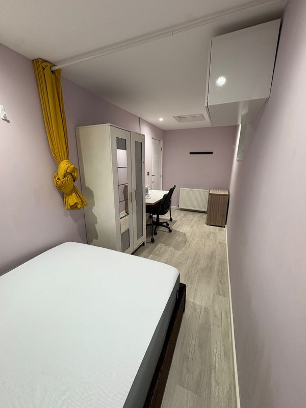 Photo 1: 1.9m x 5.5m double room; 2 windows plenty daylight