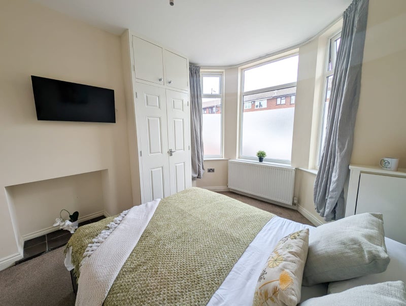 Photo 1: Room 1 - built in wardrobe, TV, double bed