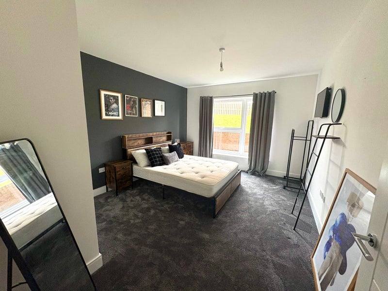 Photo 1: Bedroom 