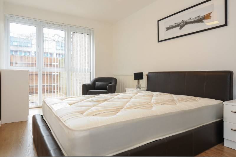 Photo 1: Bedroom 1 £880PCM - available 21/07/2026