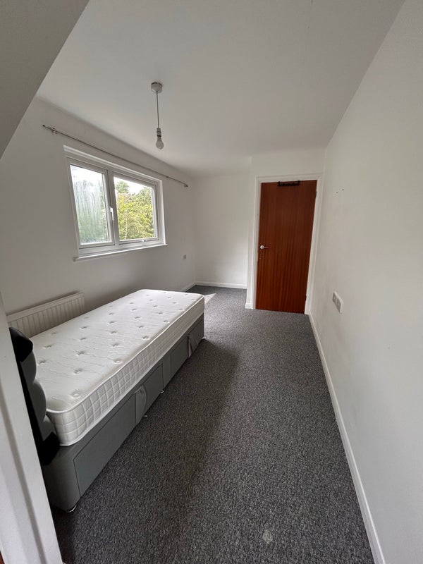 Photo 1: Room 1