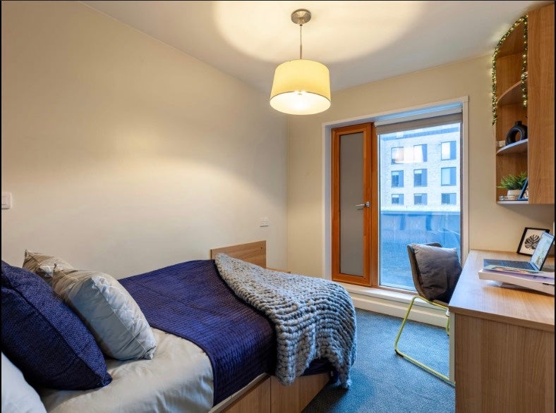 Photo 1: Premium ensuite room