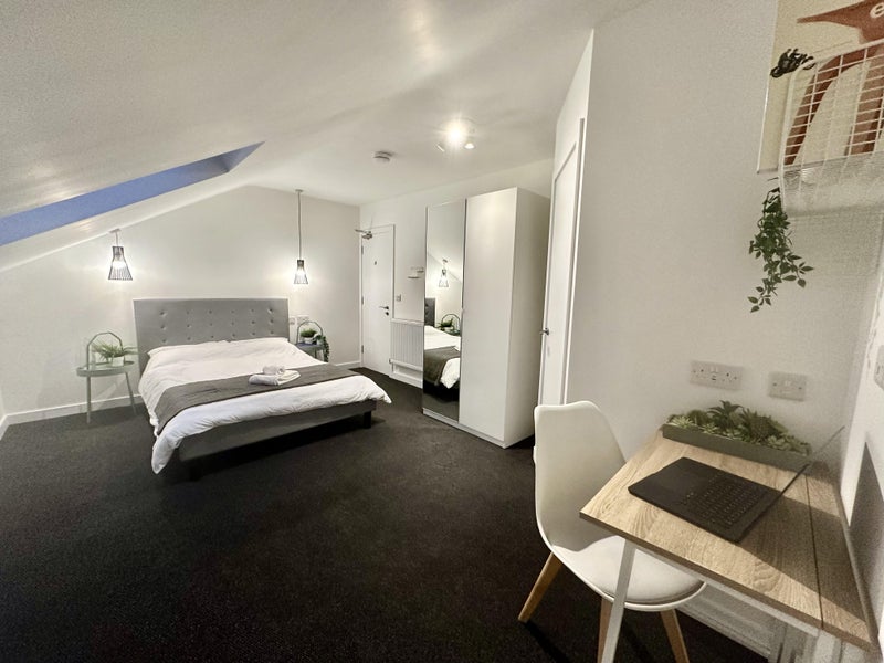 Photo 1: Bedroom 