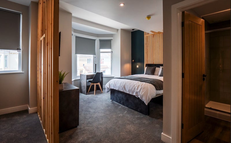 Photo 1: Room 6 En-suite/ Kitchenette