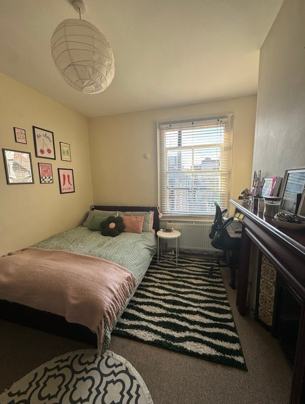 Photo 1: Bedroom availble 