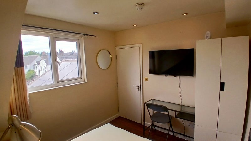 Photo 1: Double + Smart TV