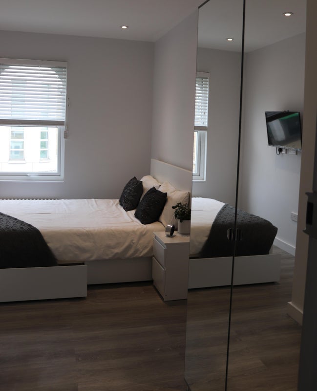 Photo 1: Bedroom