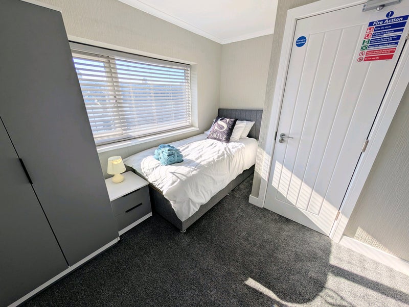 Photo 1: Room 4