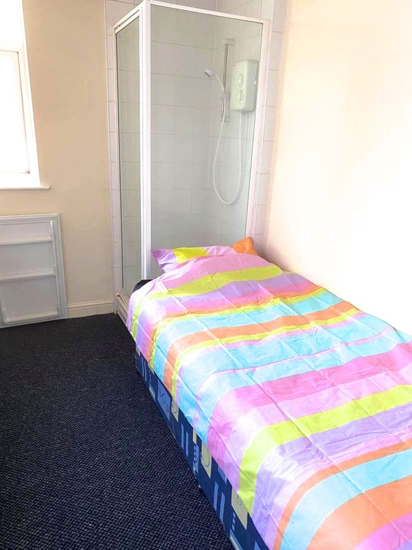 Photo 1: AVAILABE ROOM