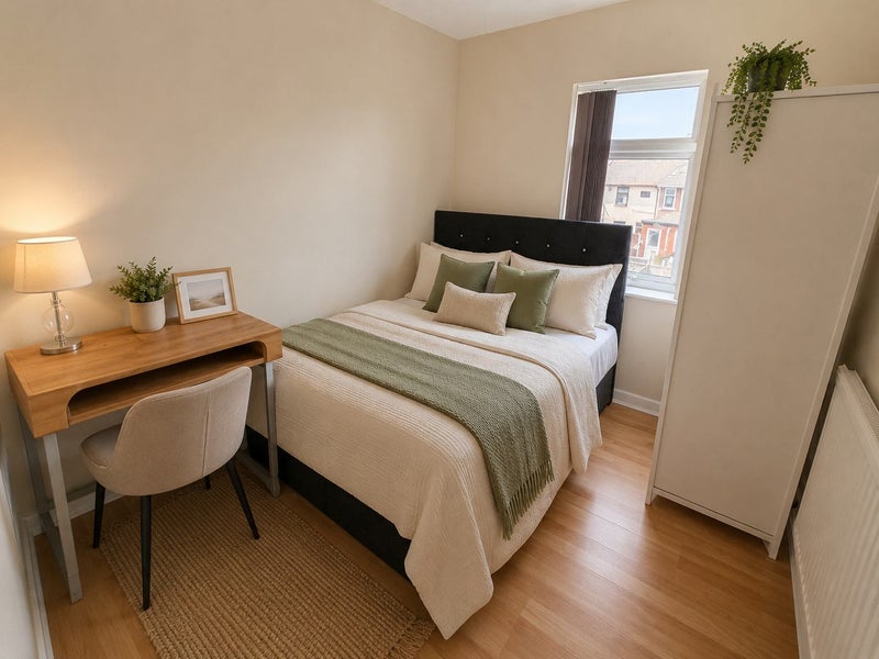 Photo 1: Room 4