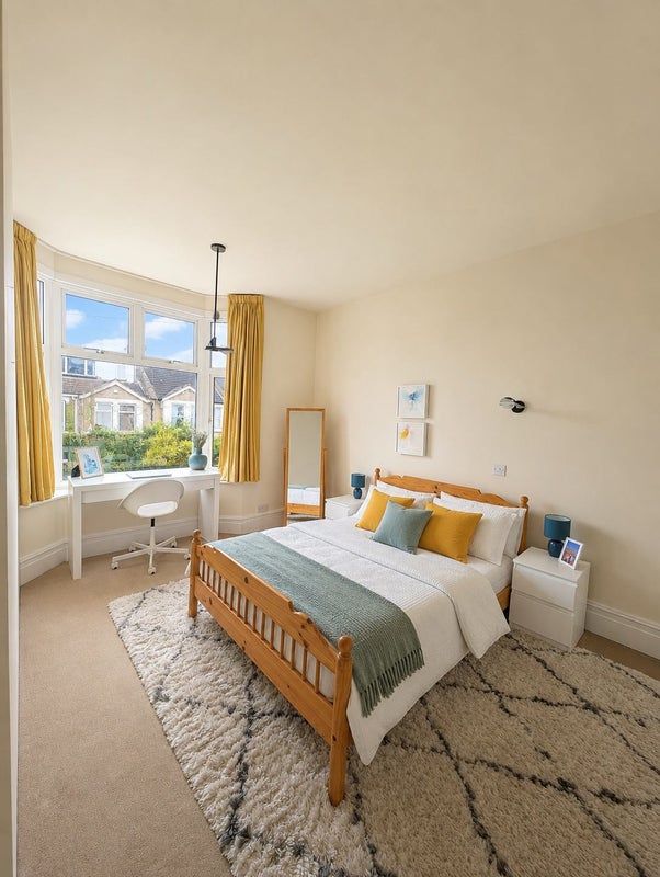 Photo 1: Private Double Bedroom