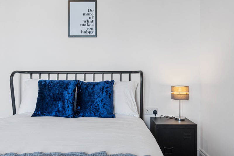 Photo 1: Room 2, 12 Gordon Terrace - available August 25th