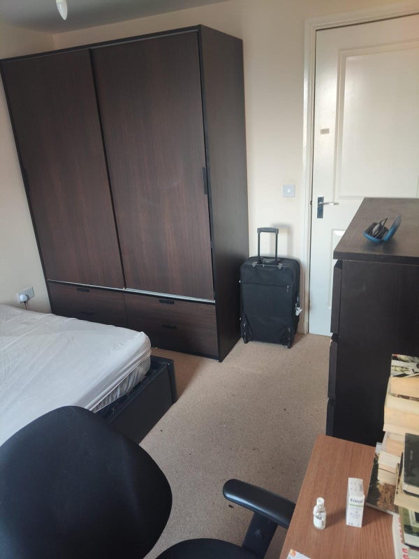 Photo 1: Bedroom