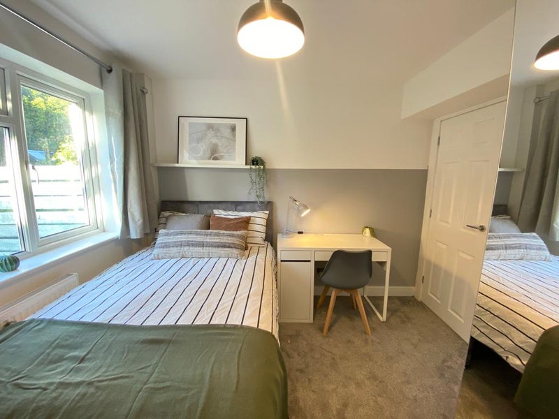 Photo 1: Newly refurbed double room with en-suite, wardrobe, plenty of storage, 1GB wifi overlooking quite ga