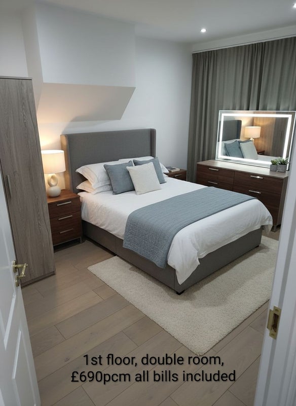 Photo 1: DOUBLE BEDROOM