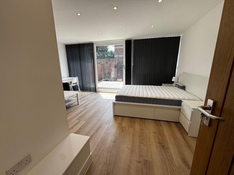 Photo 1: En-suite room