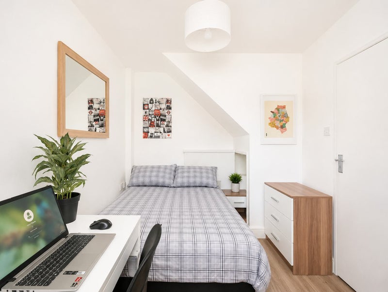 Photo 1: Bedroom 1