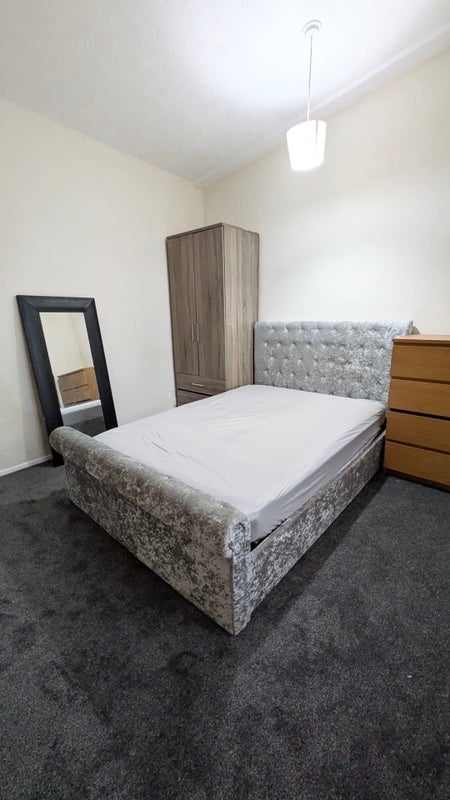 Photo 1: Double room £750 inc bills