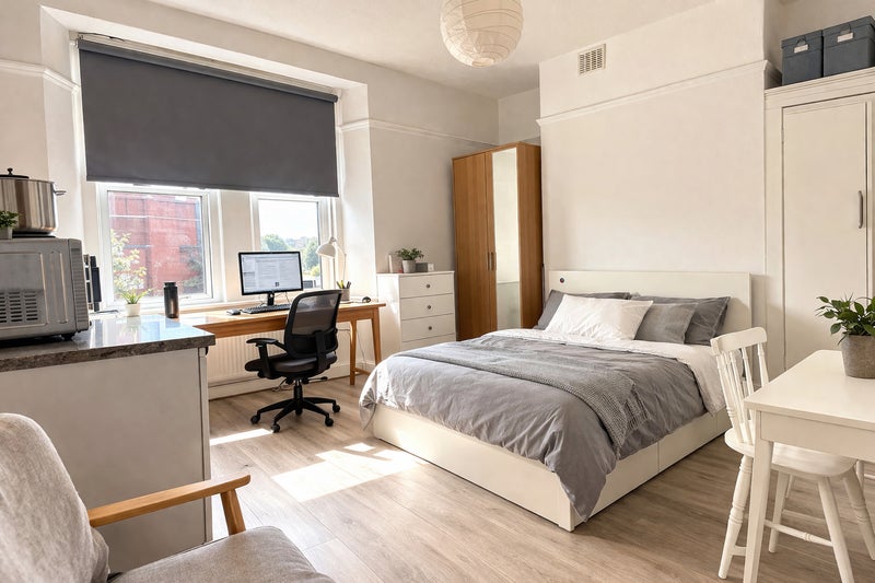 Photo 1: Room 4