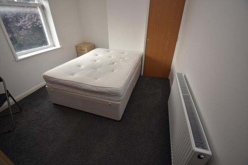 Photo 1: Room 6