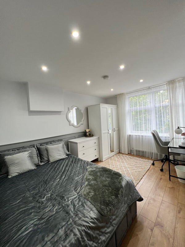 Photo 1: Bedroom 3
