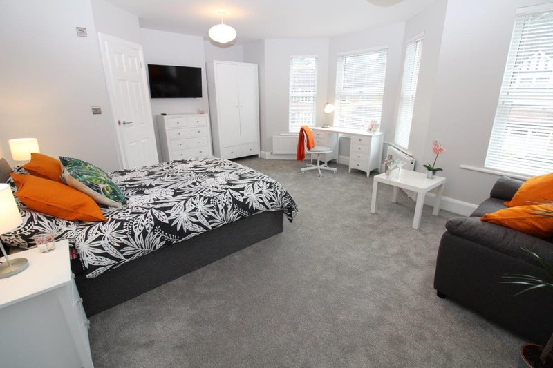 Photo 1: Room 4