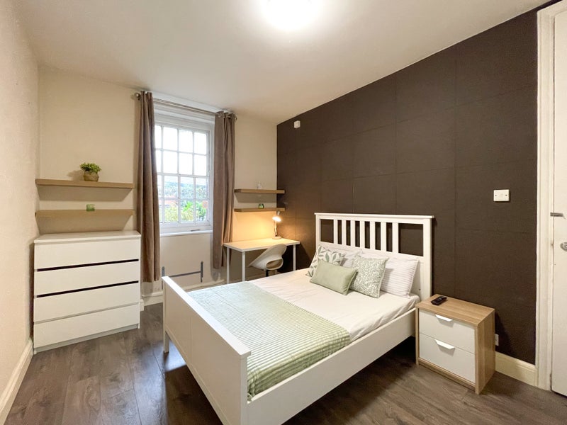 Photo 1: Bedroom