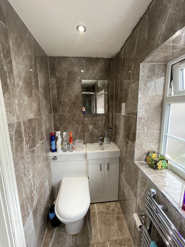 Photo 1: Ensuite Bathroom