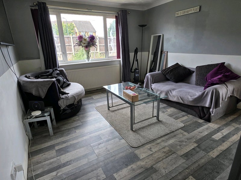 Photo 1: Lounge