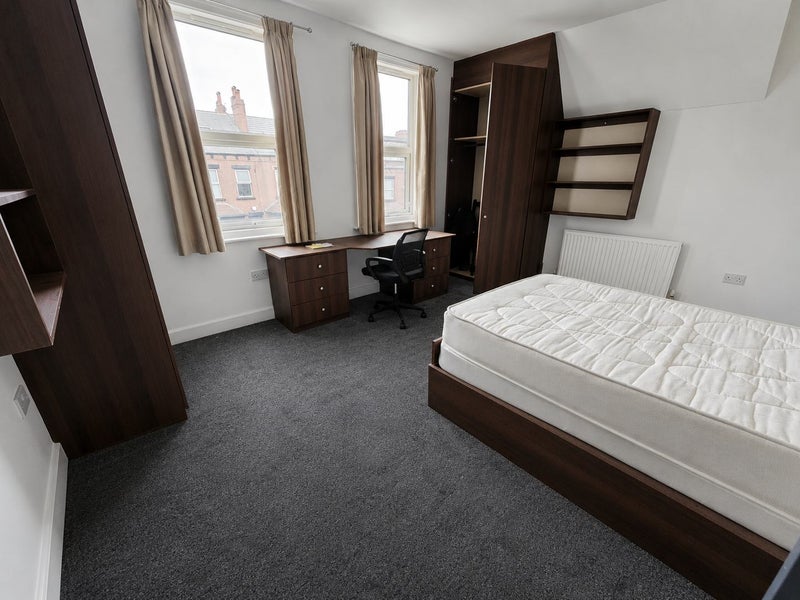Photo 1: HUGE ROOM MIDDLE FLOOR 550